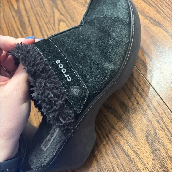 CROCS Women’s faux fur lined black suede leather slip on mule clog shoes size 10 - Picture 3 of 8
